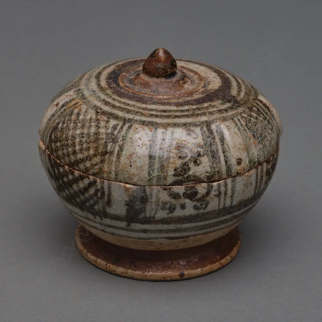 A Sawankhalok stoneware covered box, Image 1++